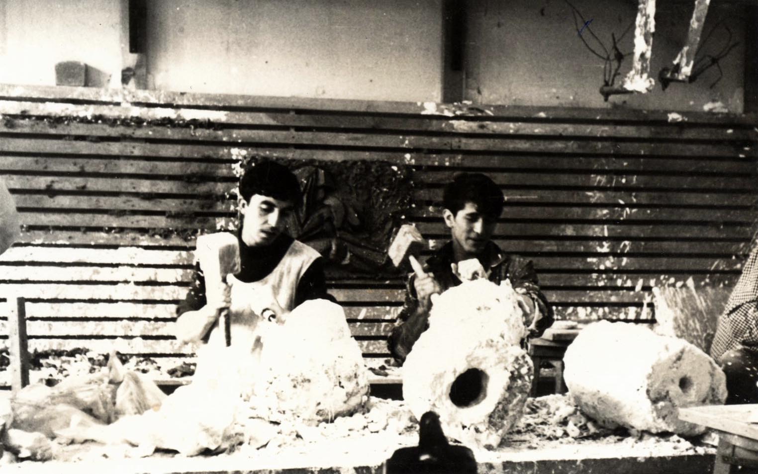 Gazi Eğitim Enstitüsü (İsmail Saray (solda) modelaj atölyesinde çalışırken), 13 Nisan