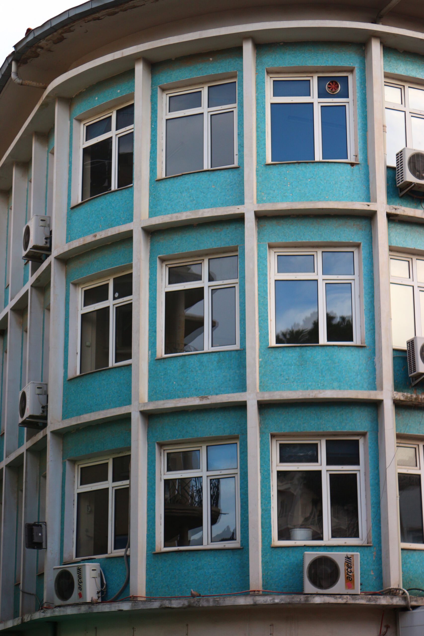 Oval Köşe Cephesi, Eski SSK Binası