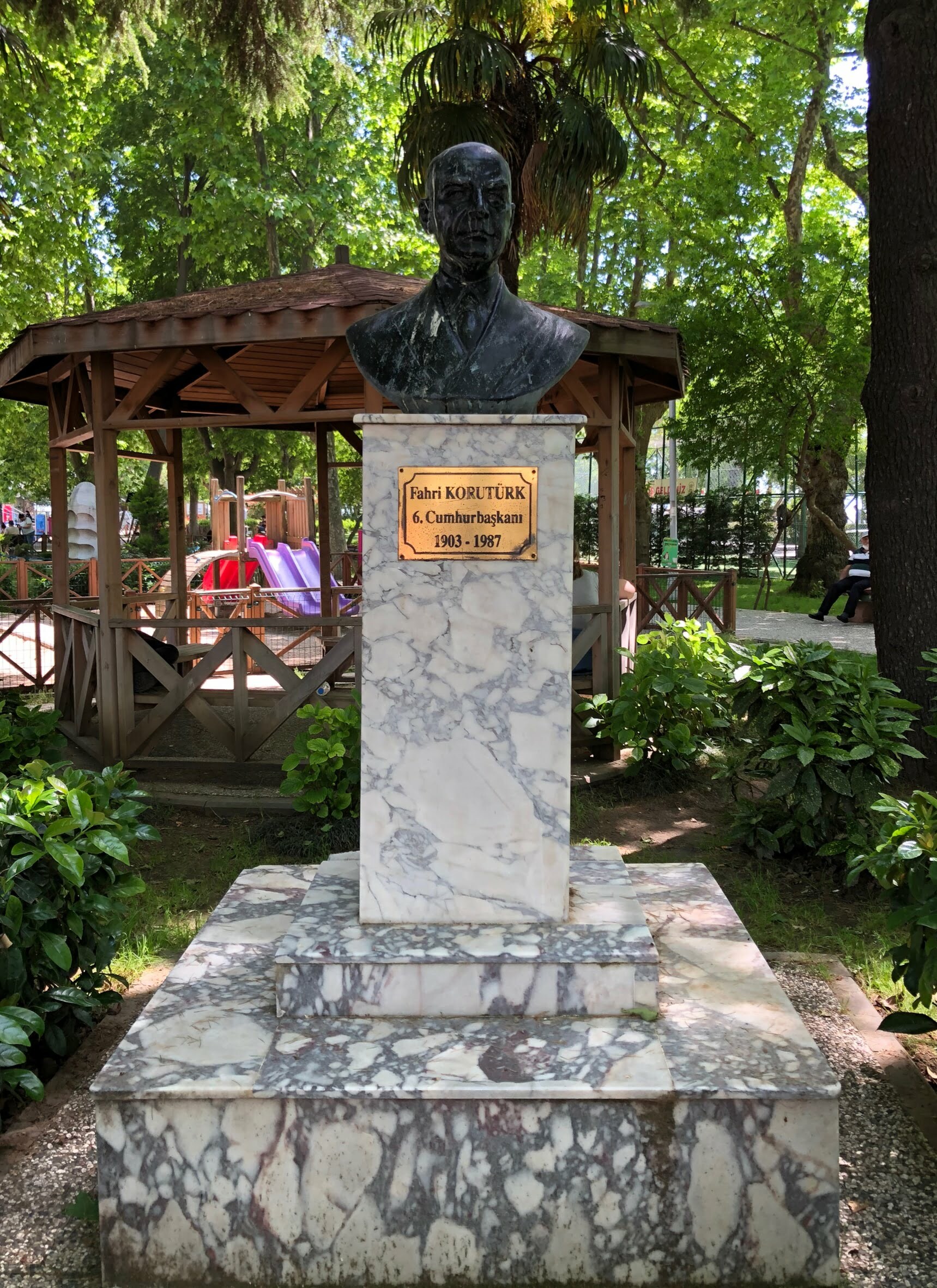 Fahri Korutürk Büstü