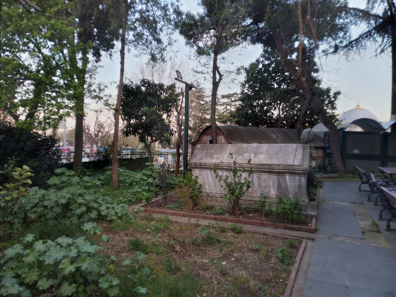 Firuz Ağa Camii Su Sarnıcı Önündeki Tek Kabir