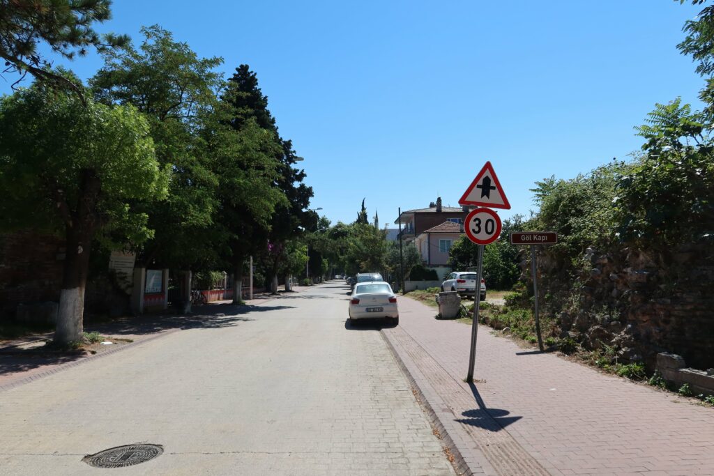 Göl Kapı