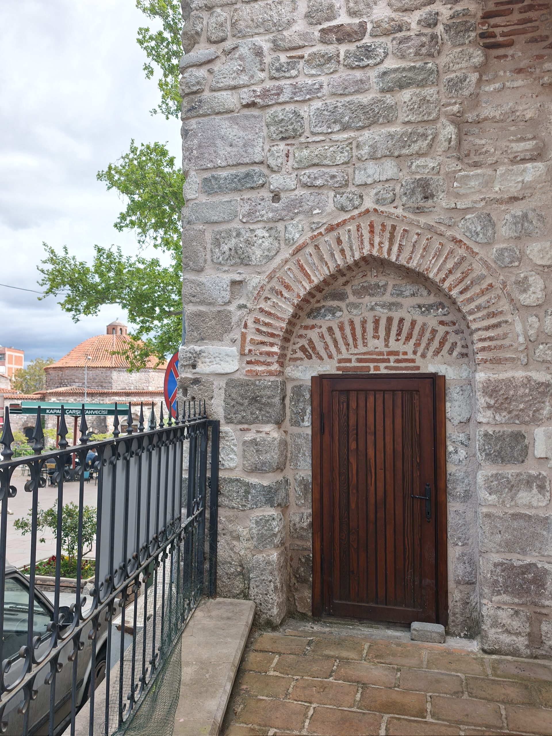Minare girişi ve arkada Hacı Hekim Hamamı