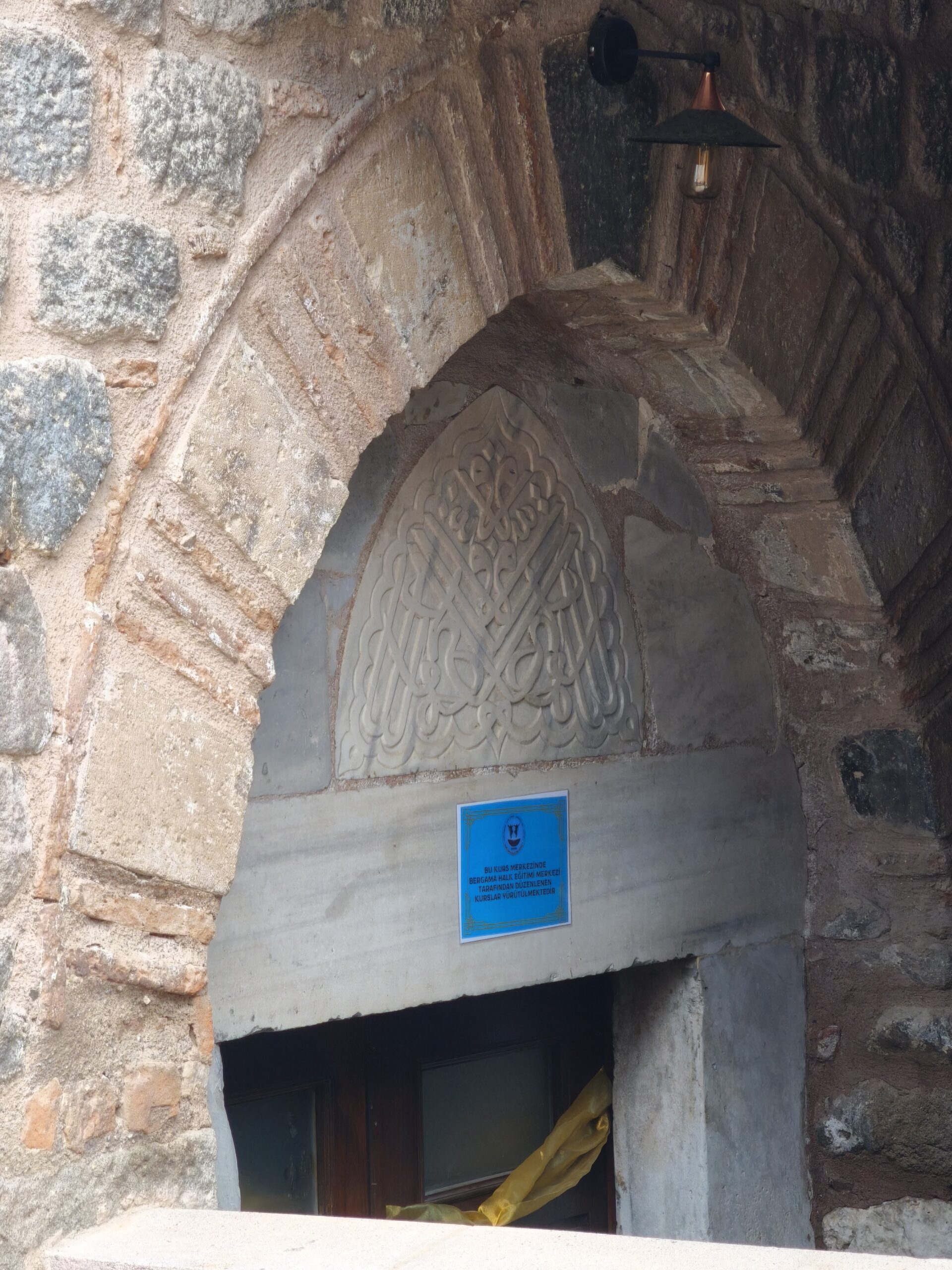 Sağda, kadınlar hamamı tarafındaki giriş.