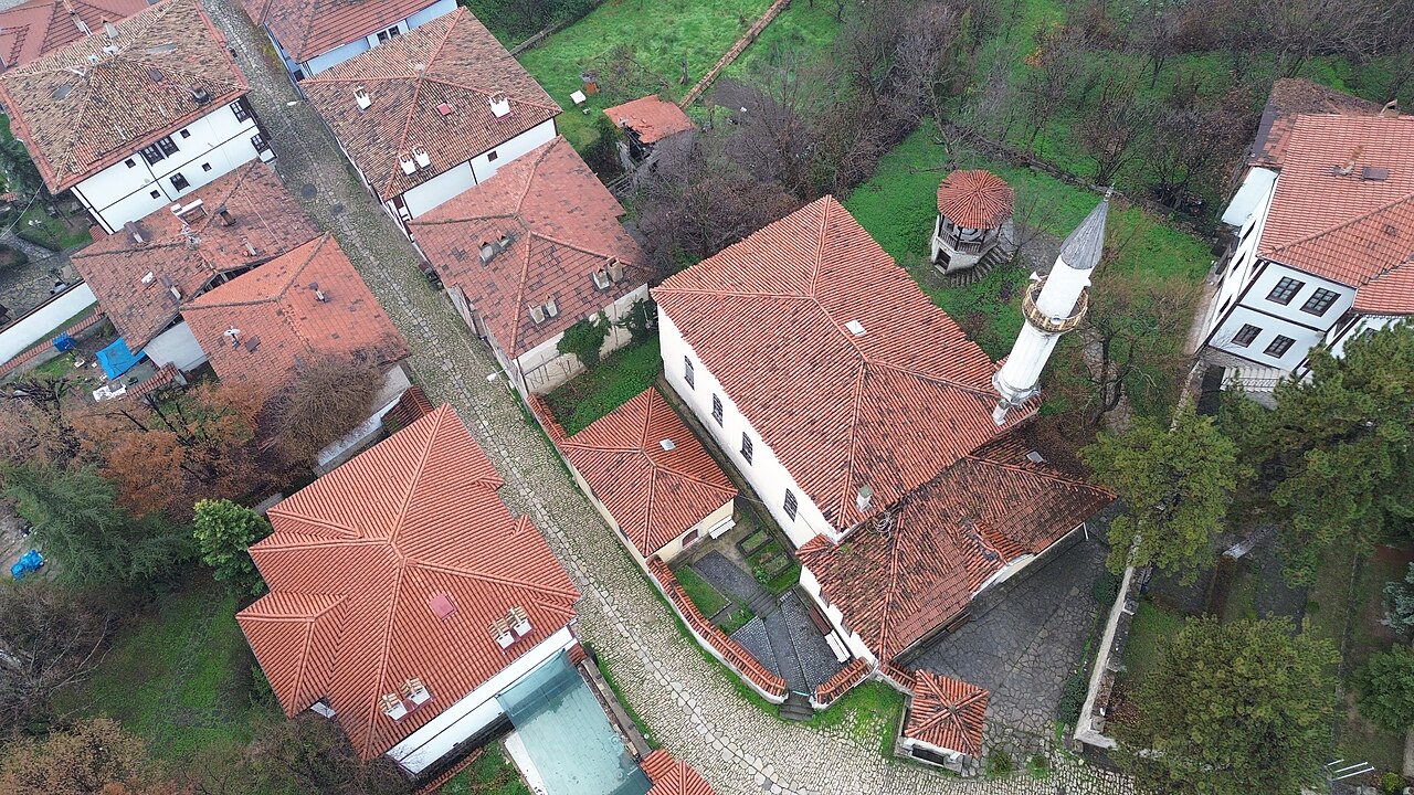 Cami ve yanındaki türbenin havadan görünümü