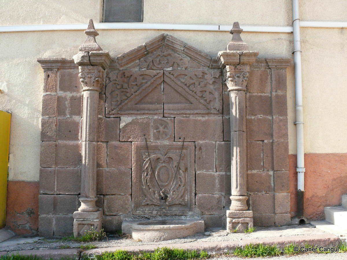 Gümrük Müsteşarlığı Garajı Duvarındaki Çeşme, Ulus