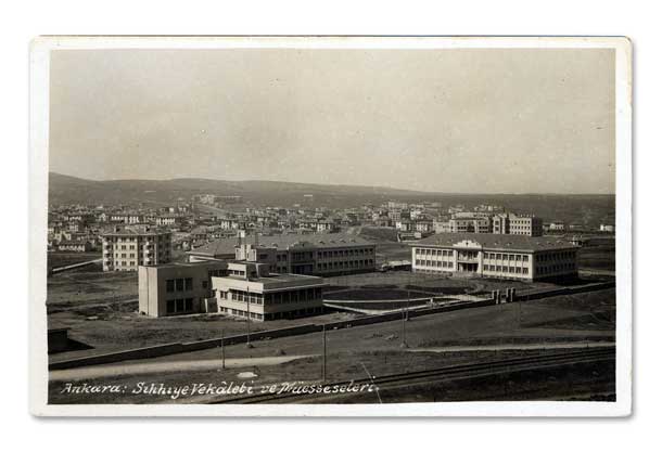 Bakteriyoloji Binası (soldaki bina)