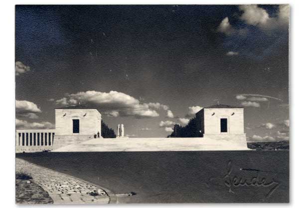 Hürriyet Kulesi (solda)