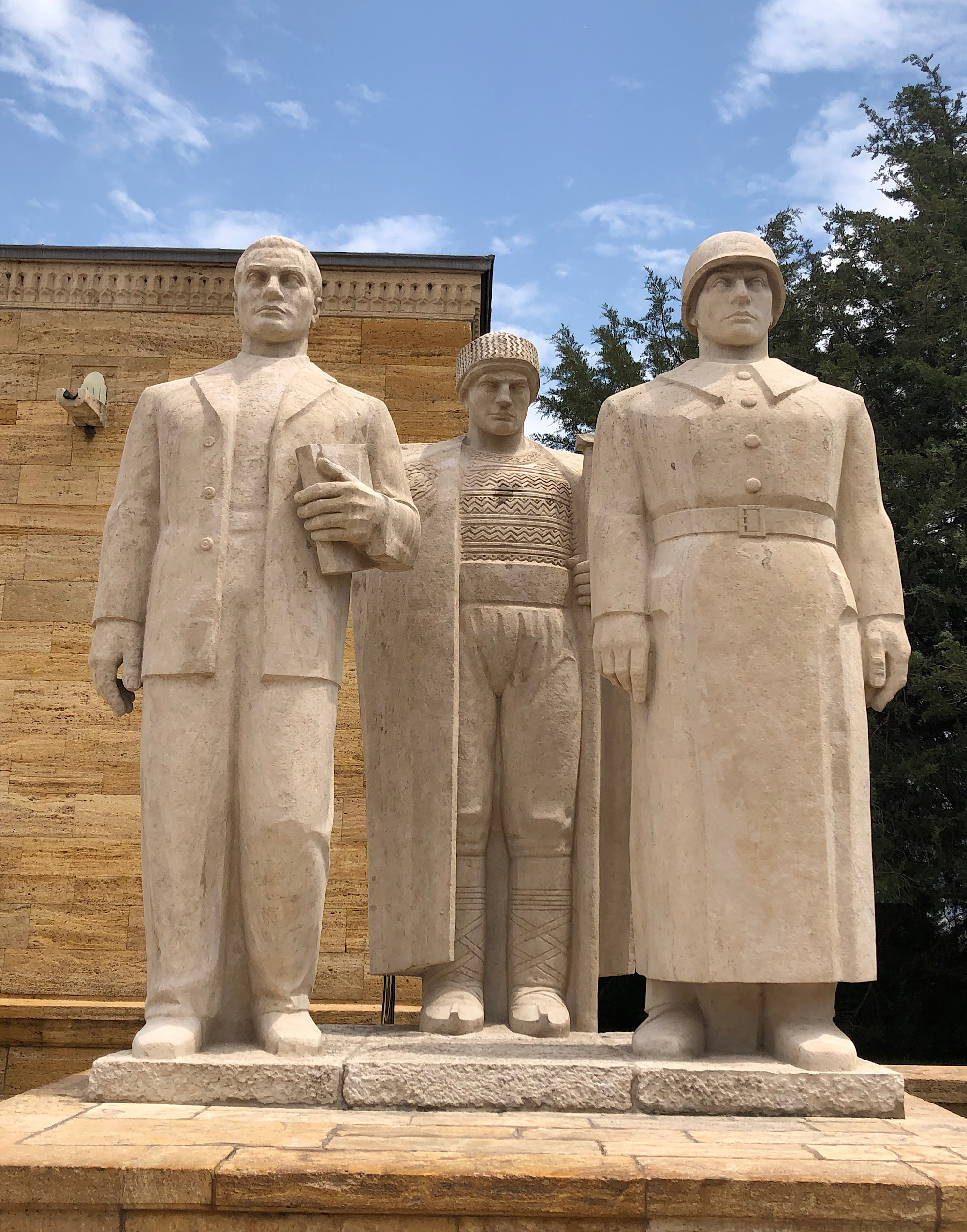 Hürriyet Kulesi Önündeki Erkek Heykelleri