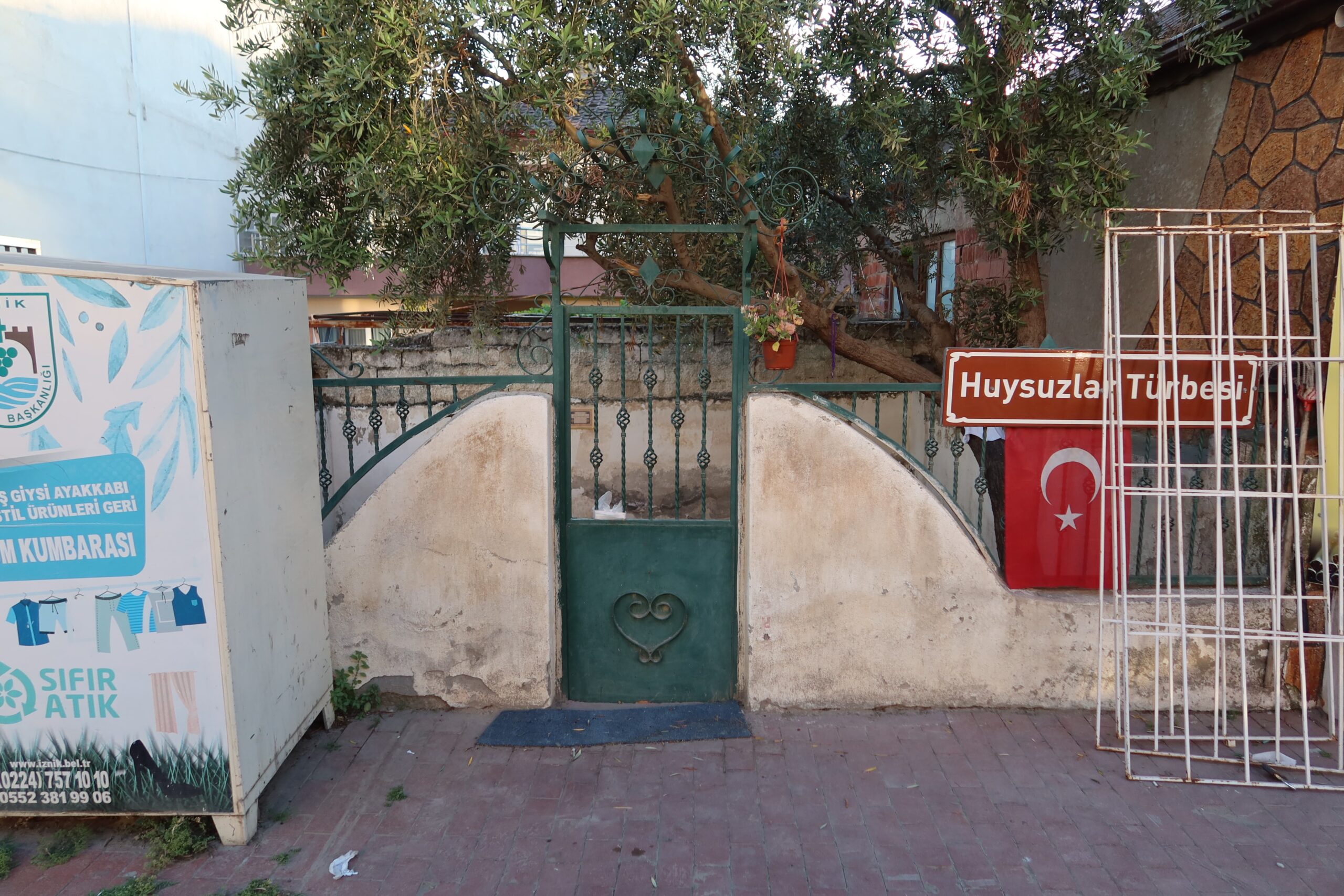 Huysuzlar Türbesi
