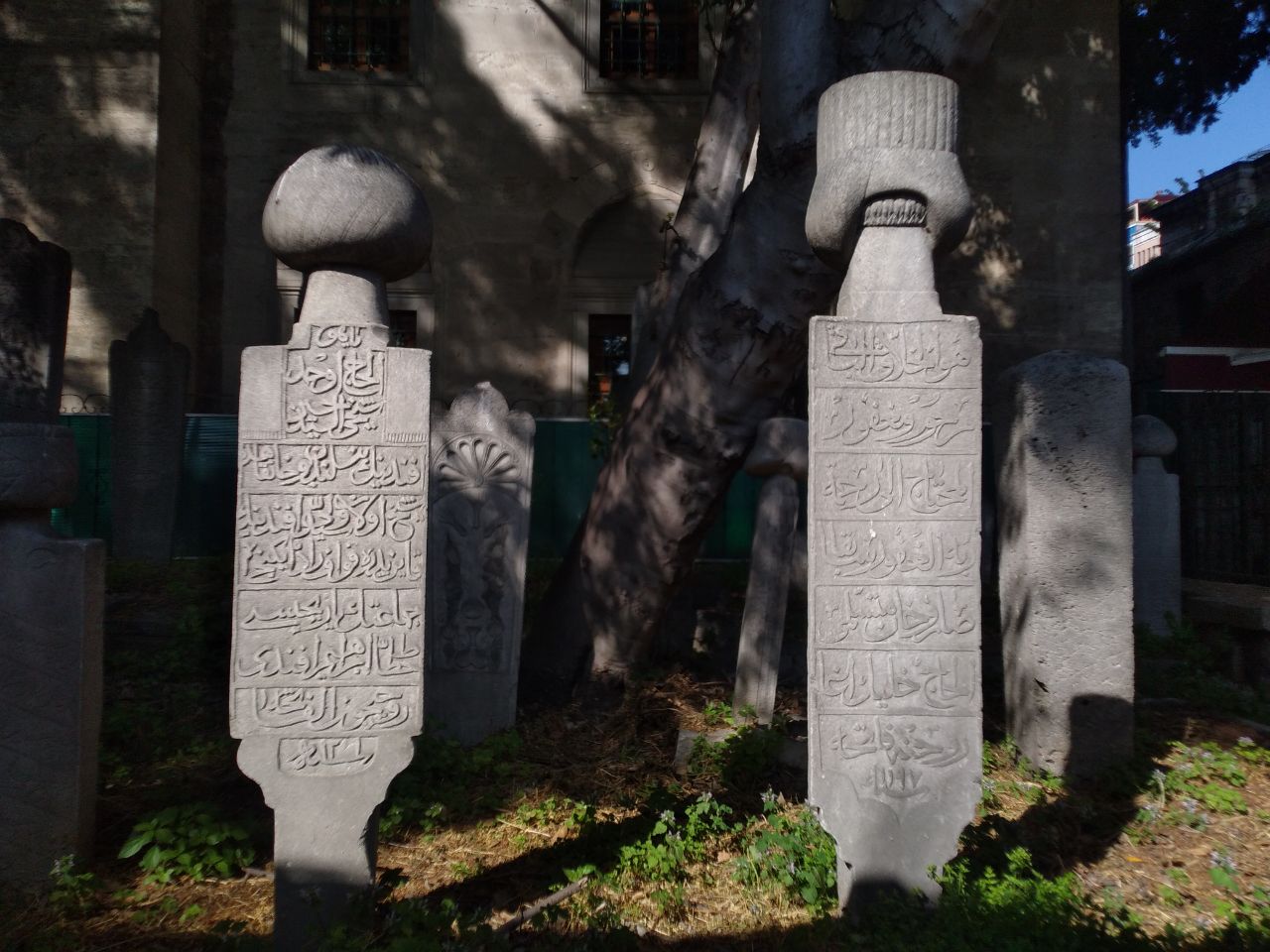 Kadırga Sokullu Mehmet Paşa Camii Haziresi

Soldaki Hattat İbrahim Efendi Mezar Taşı

Sağdaki El Hac Halil Ağa Mezar Taşı