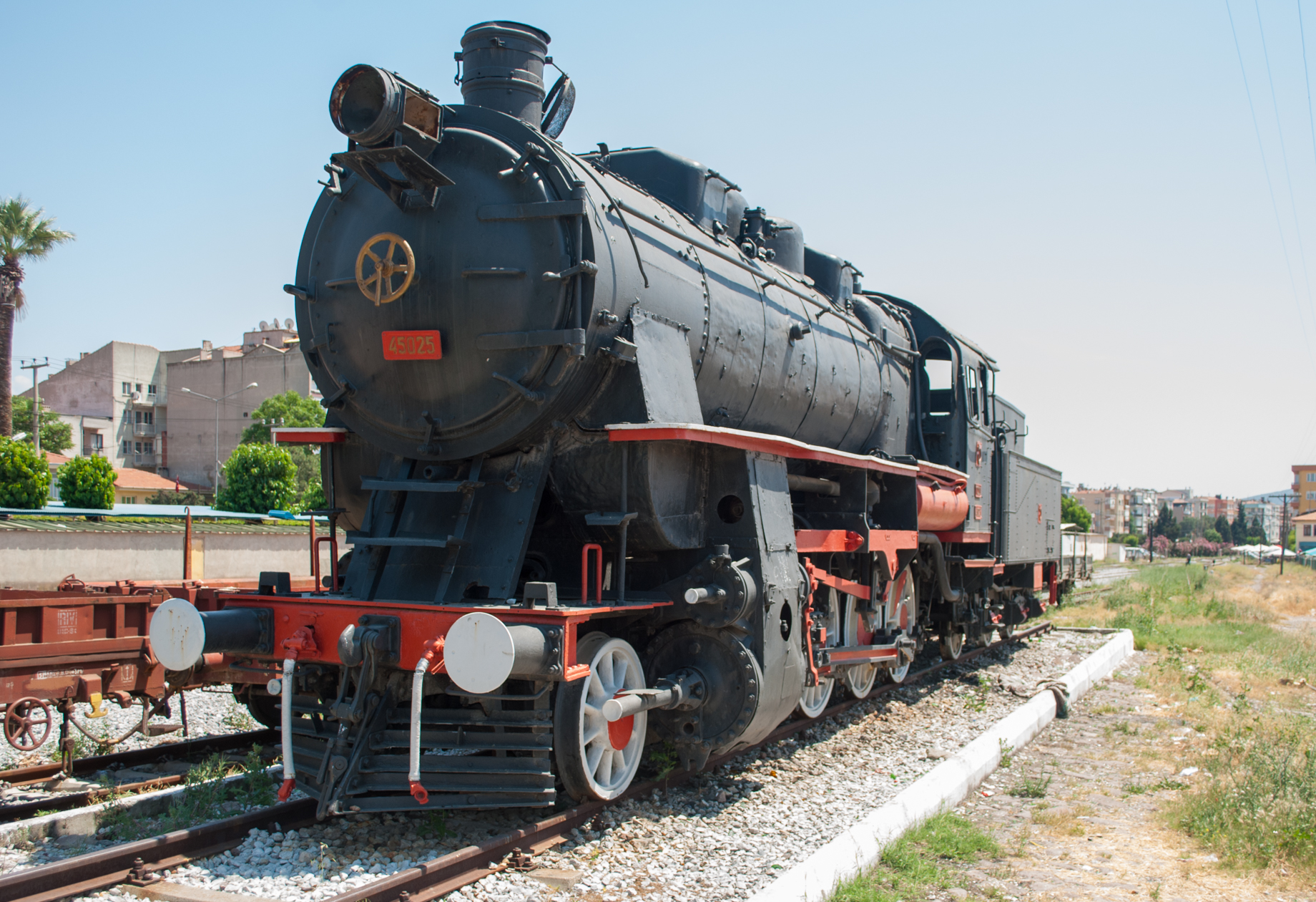 Kara Tren, 45025