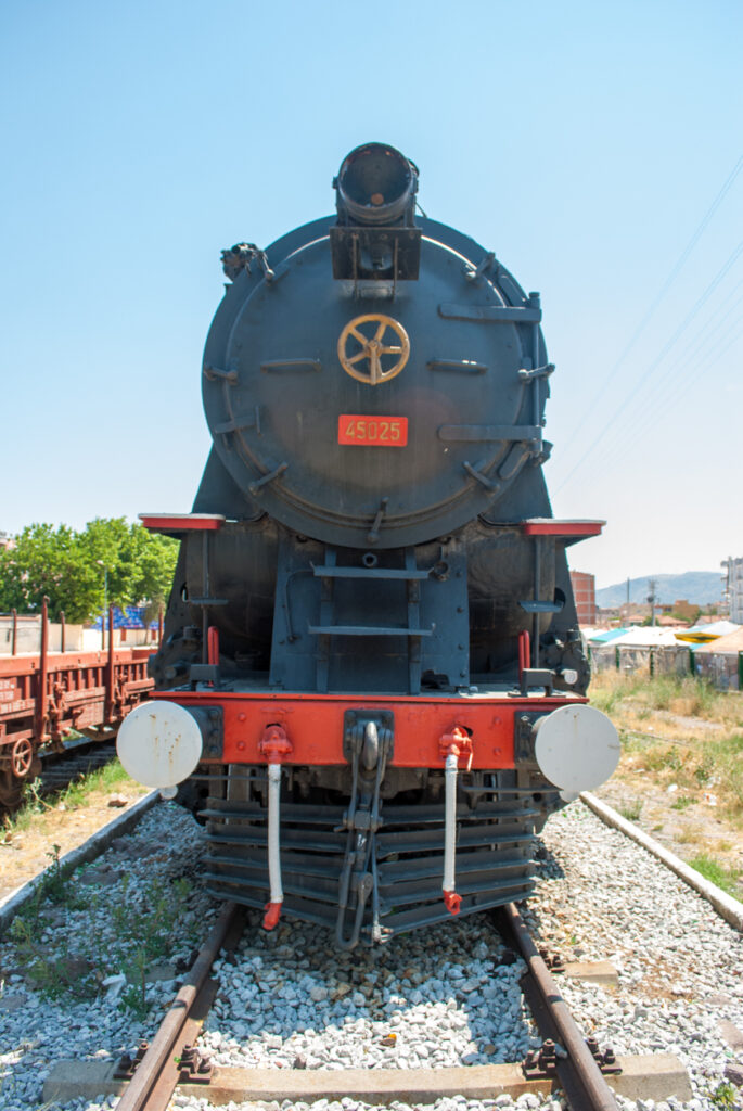 Kara Tren, 45025