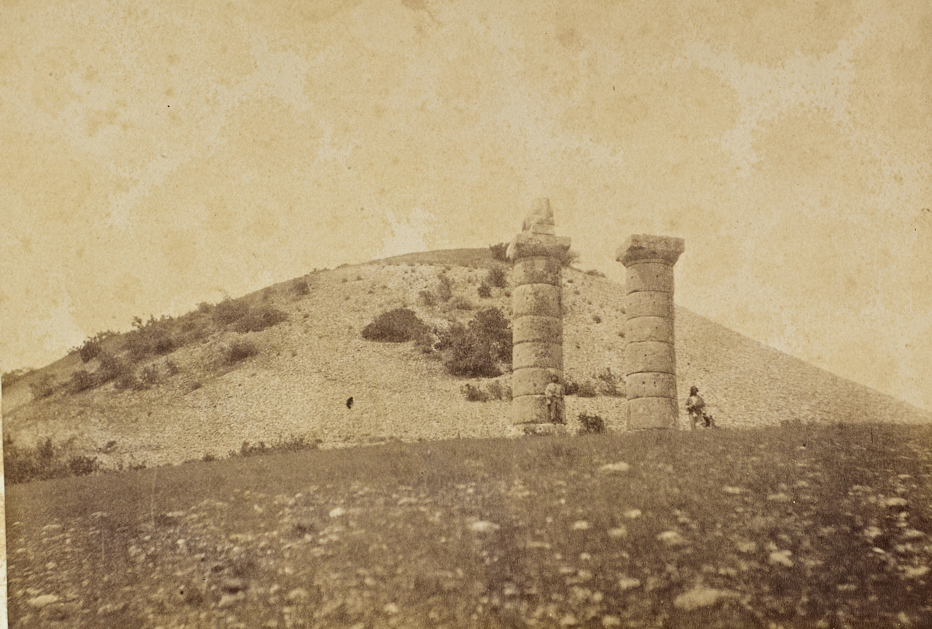 Karakuş Tümülüsü ve önündeki sütunlar, n.d.
