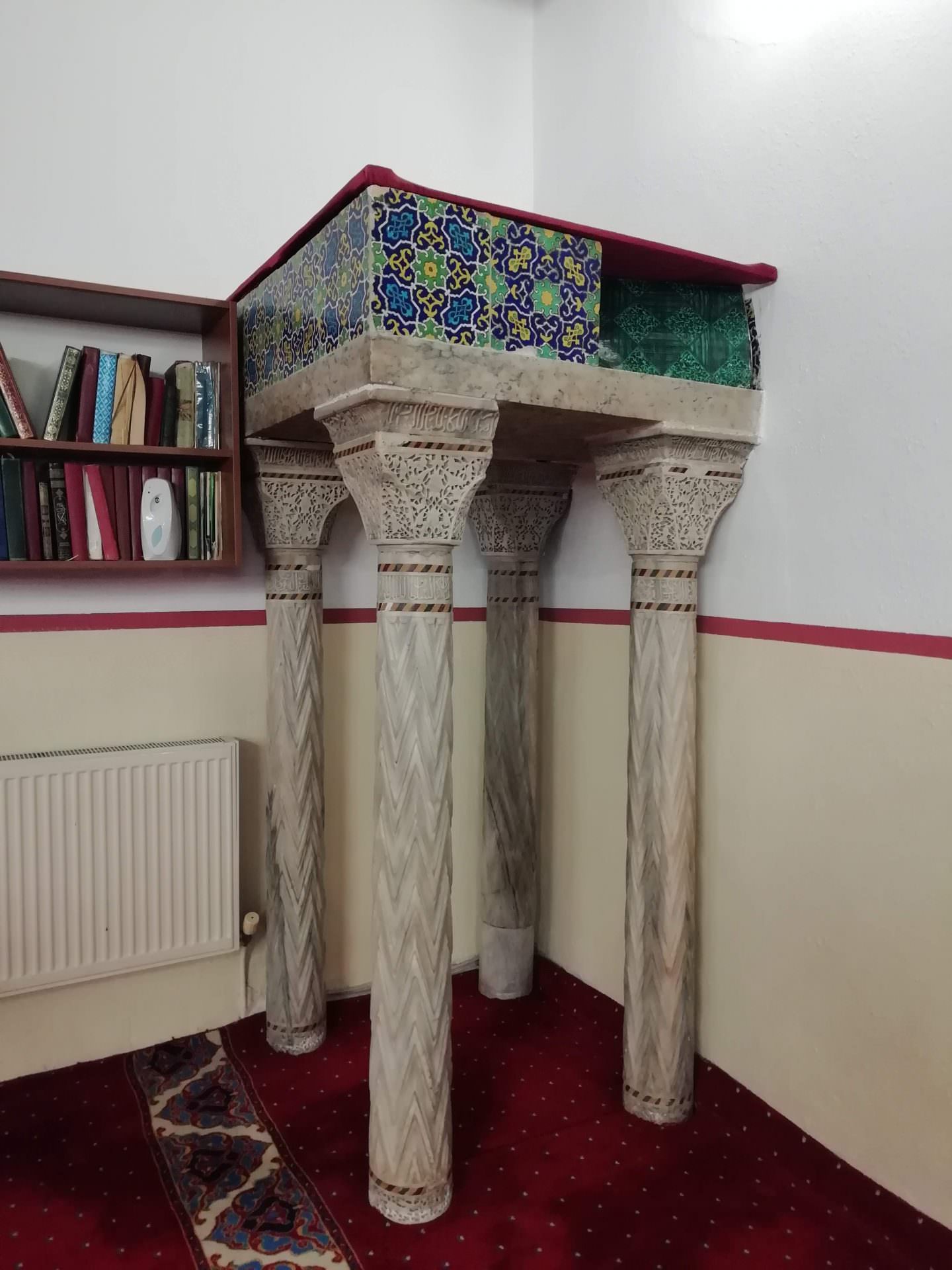 Kasım Paşa Camii Hama Sütunu günümüzde üzerine farklı desenlerde çini karolar yapıştırılmış.