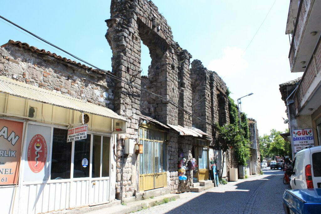 Kızıl Avlu Batı Temenos Duvarı Kalıntısı