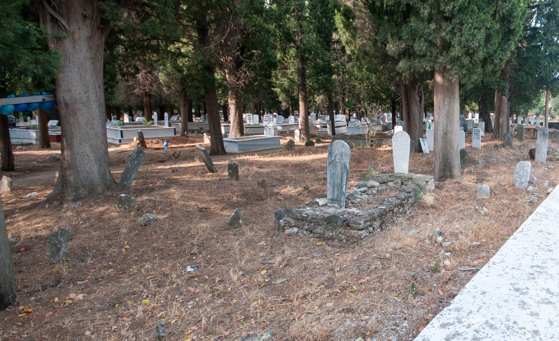 Kızılkeçili köyü mezarlığı