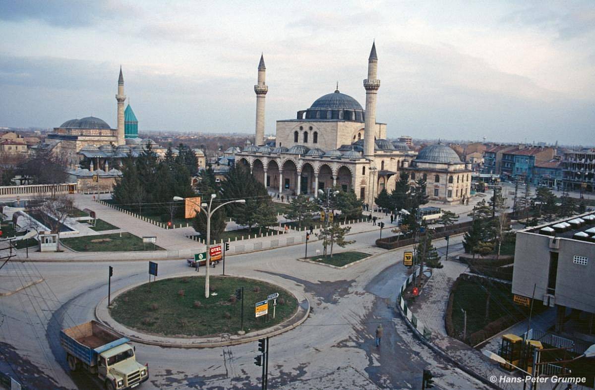 Kütüphane Sağ Bölümde Kadraja Girmiştir