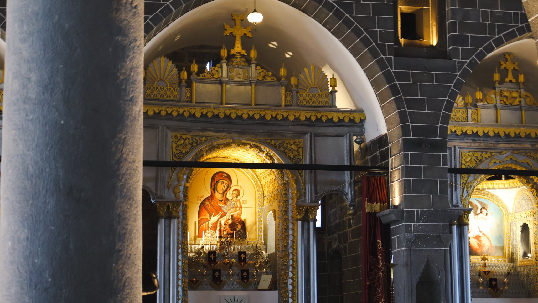 Kilise içinden bir görünüm.
