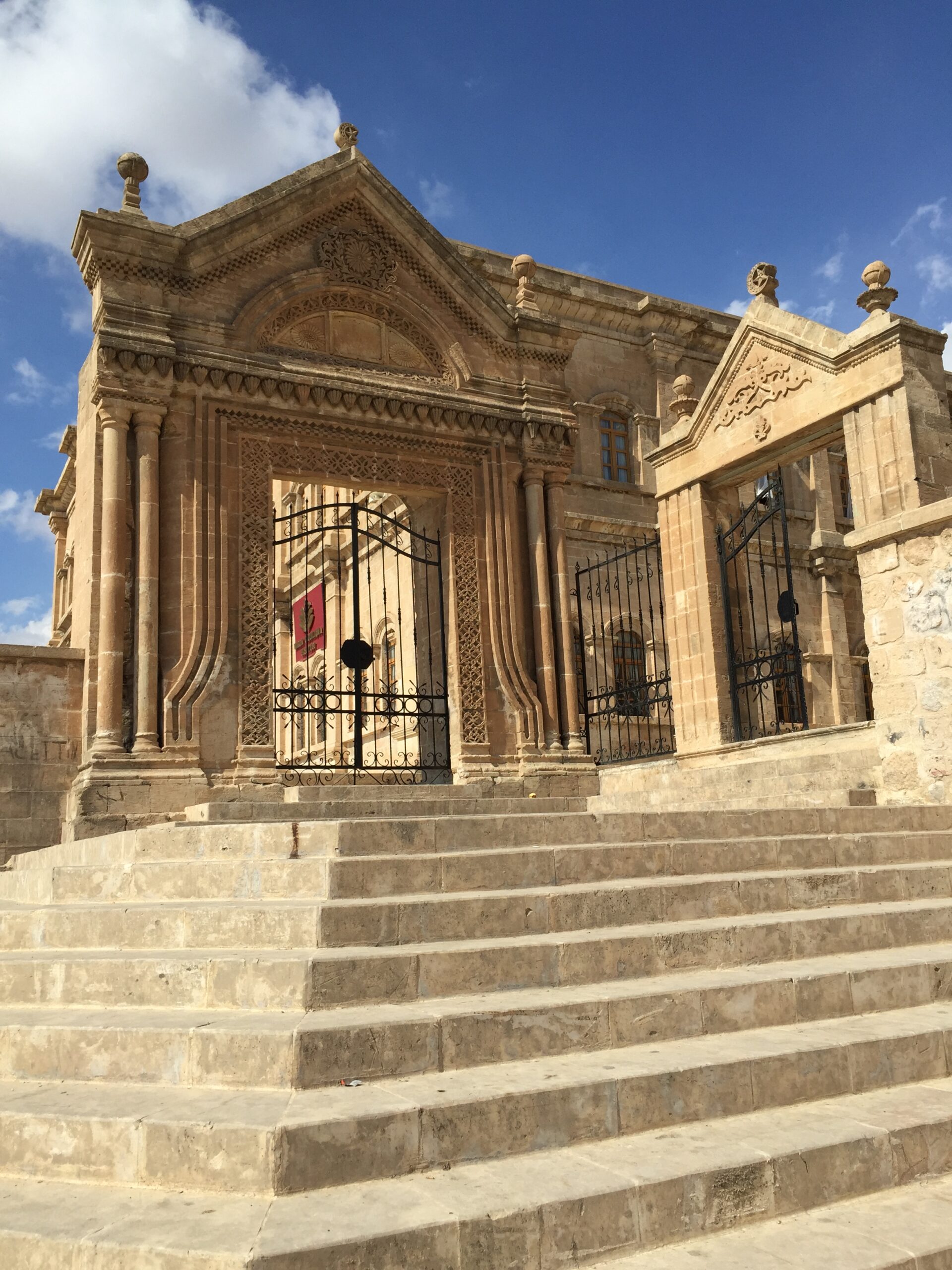 Mardin Olgunlaşma Enstitüsü Giriş Kapısı (Solda), Gâzipaşa İlkokulu Giriş Kapısı (Sağda)
