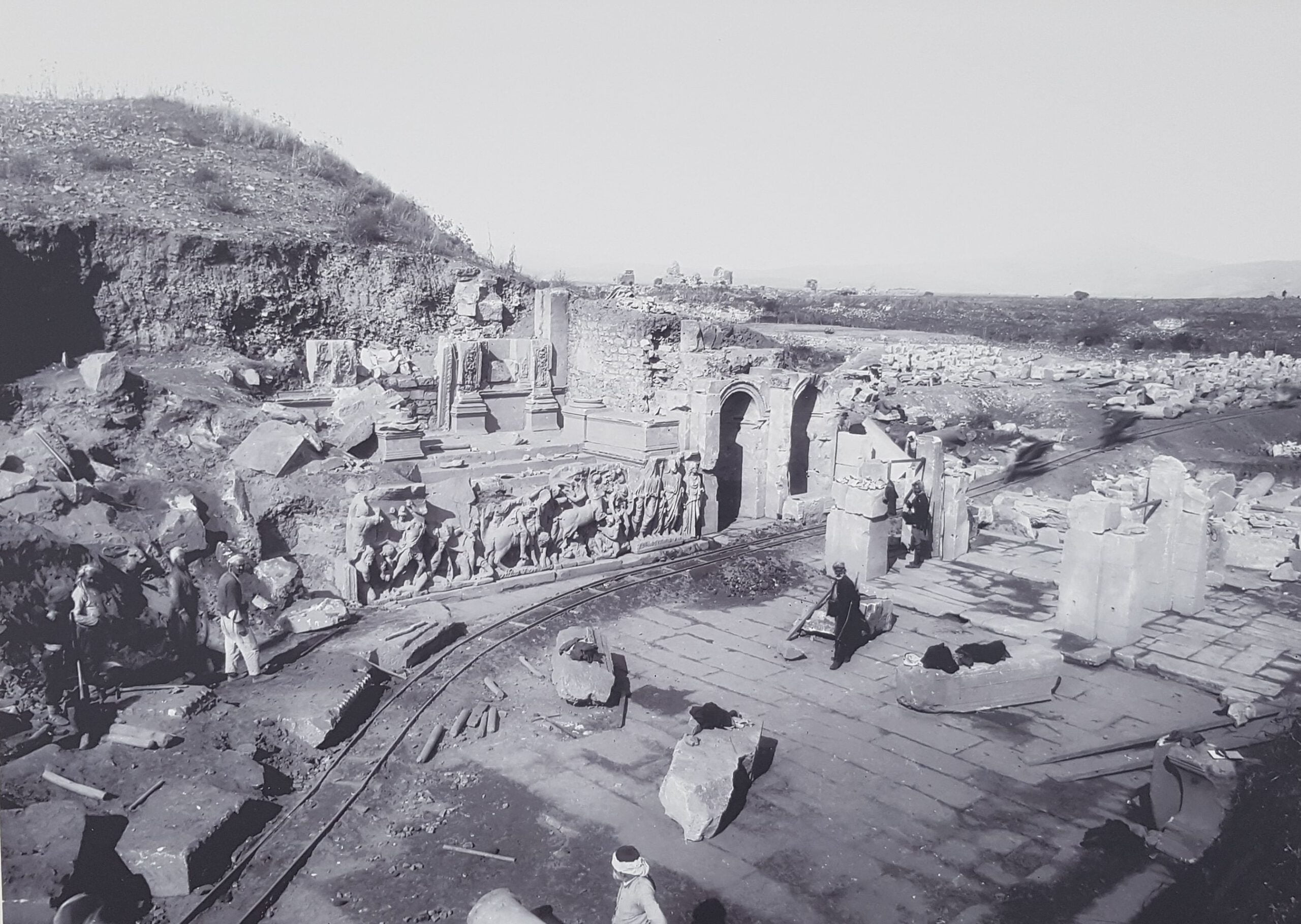 Efes Celsus Kütüphanesi ve önünde yer alan Part Anıtı