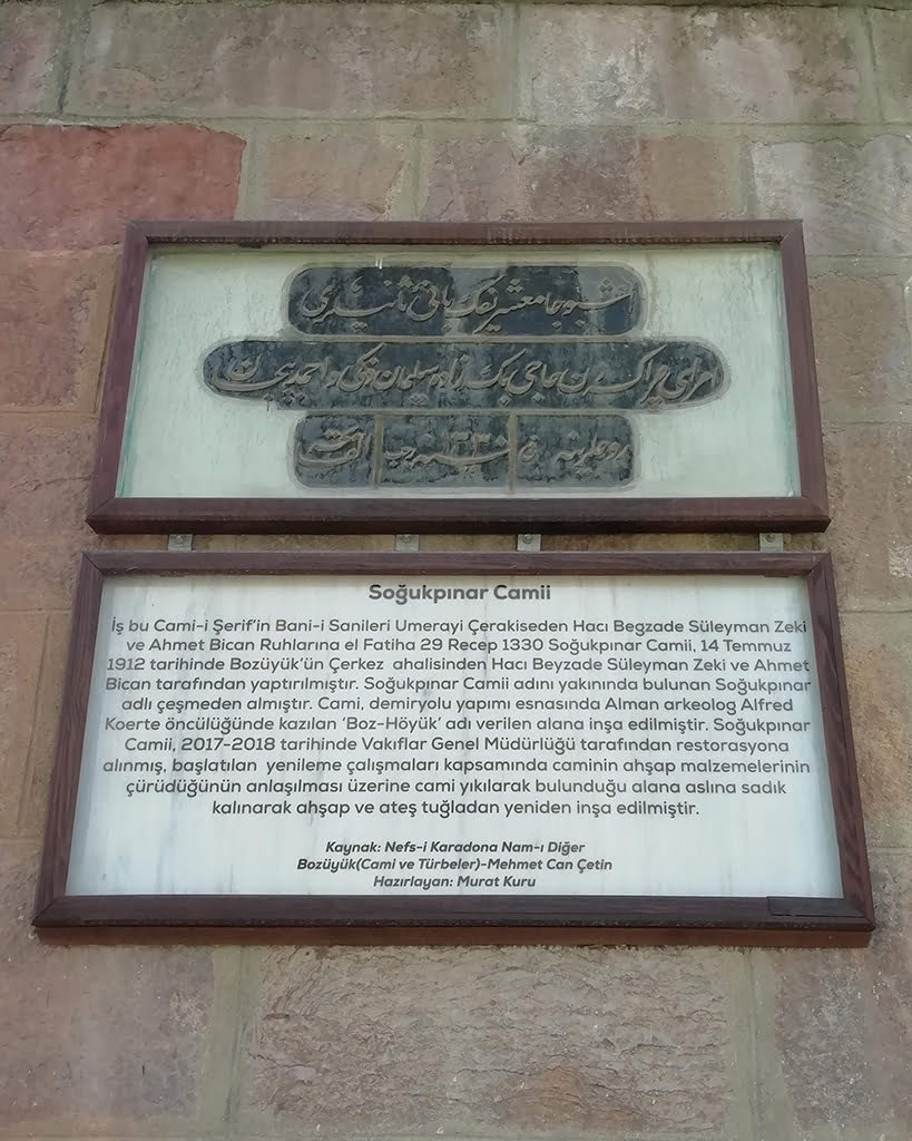 Soğukpınar Camii minare kaidesindeki kitabe