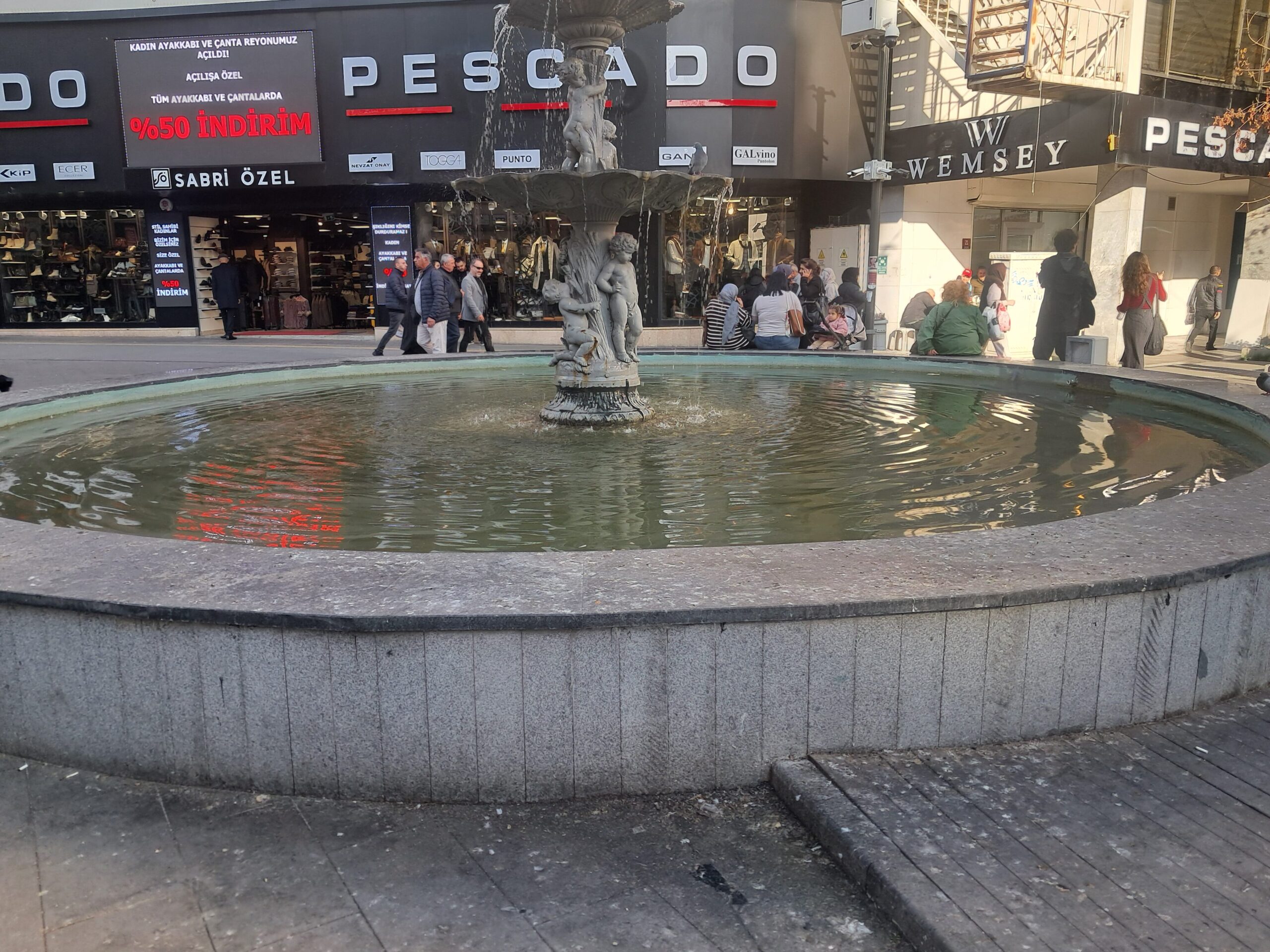 Su Perileri Heykeli, İzmir Caddesi