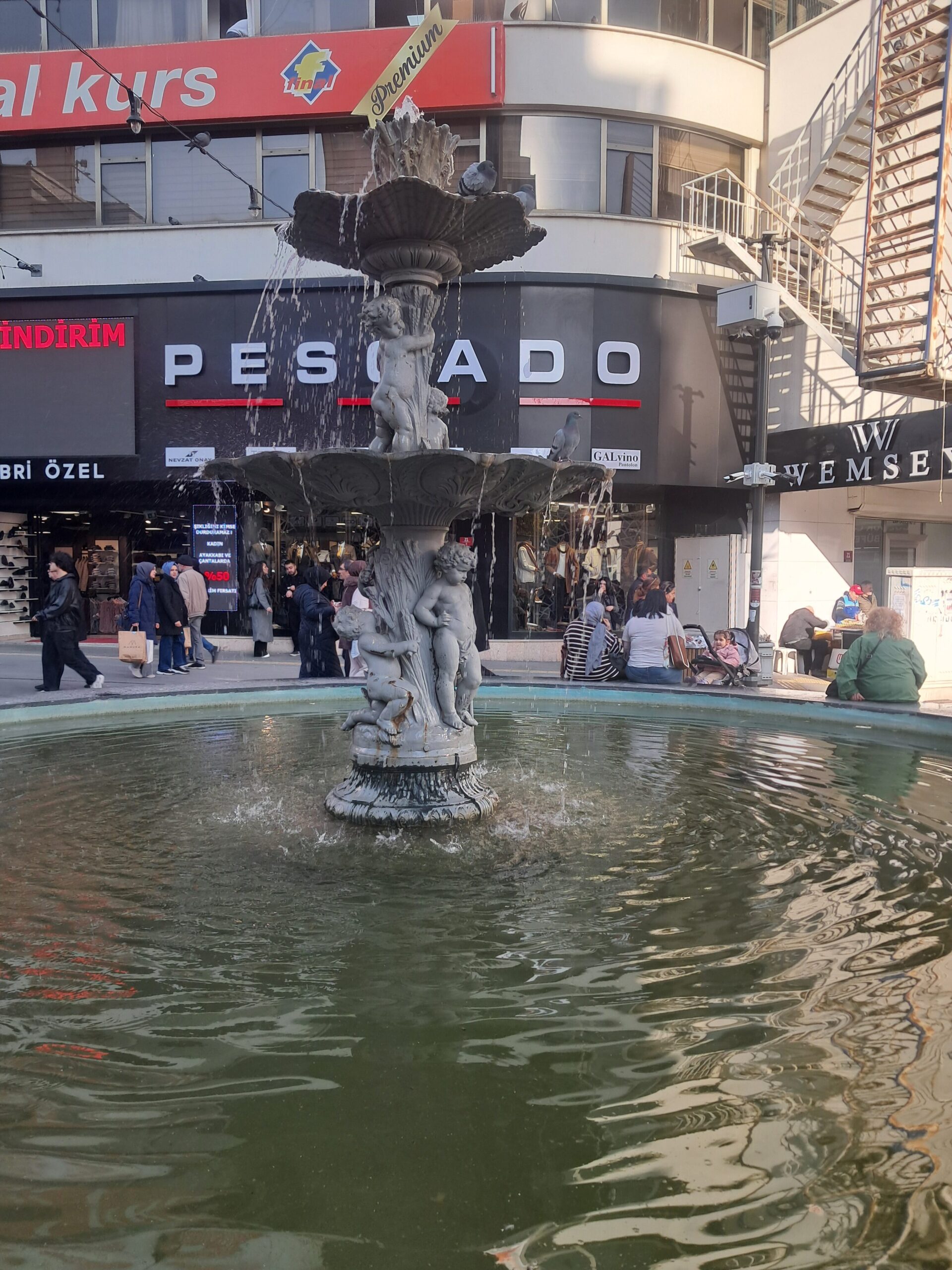 Su Perileri Heykeli, İzmir Caddesi