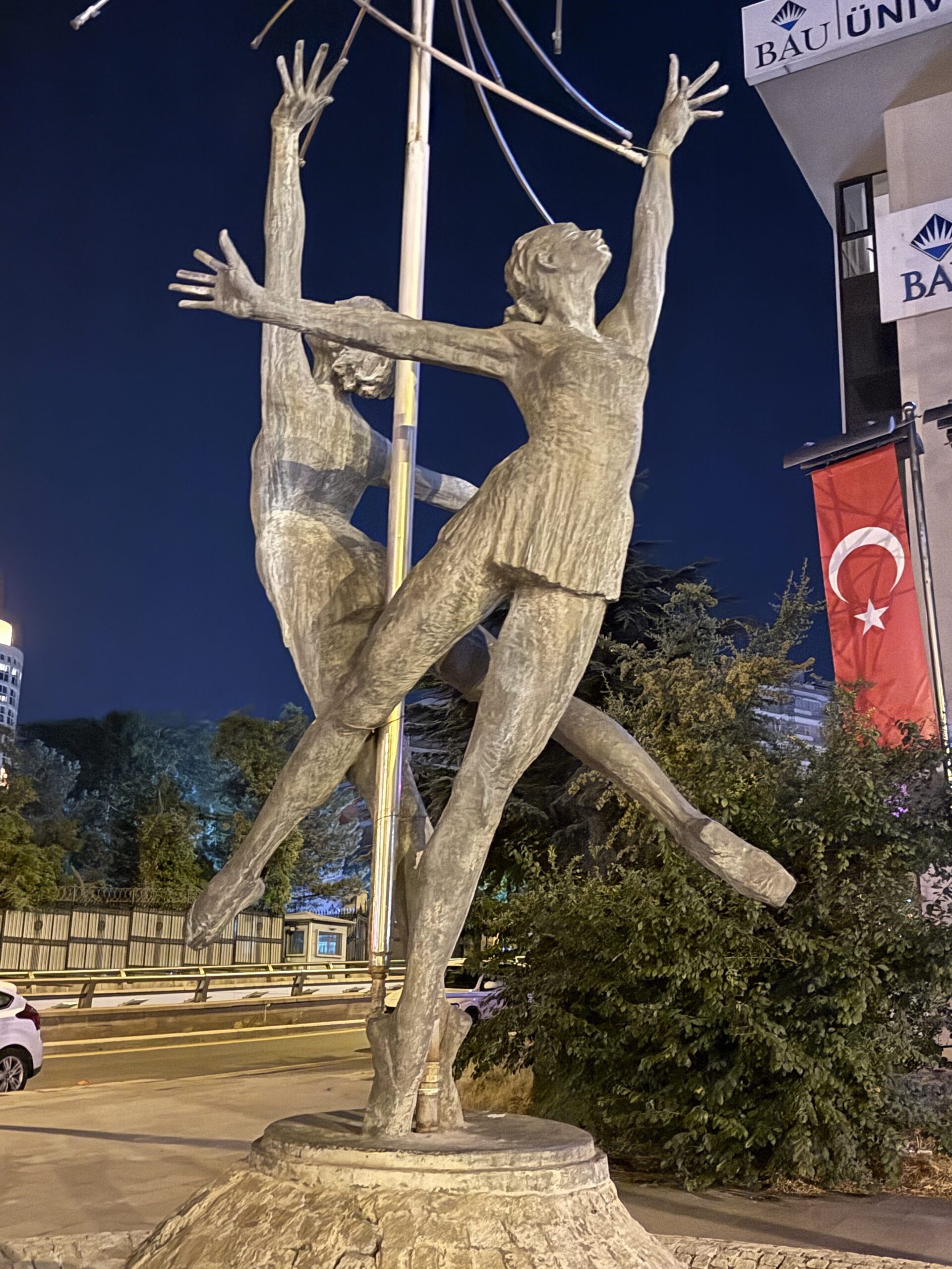 Su Perilerinin Dansı Heykeli