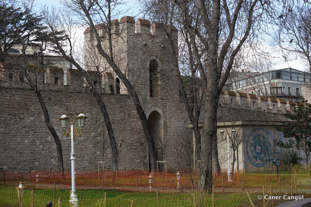 Sur-i Sultani 18. Burç – Park İçinden Görünümü