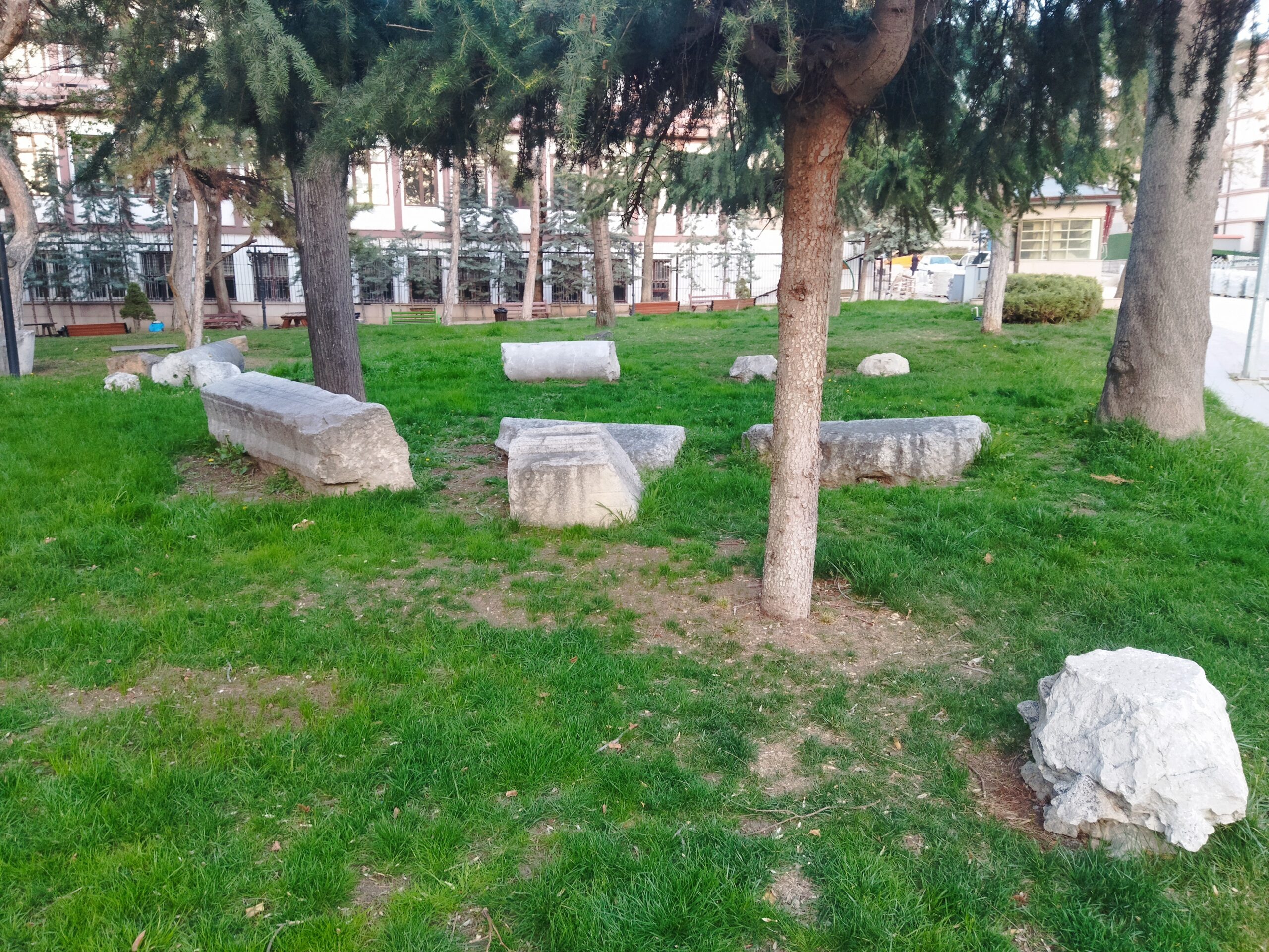 Kazılar sırasında bulunan sütün başlıkları ve mimari ögeler.
