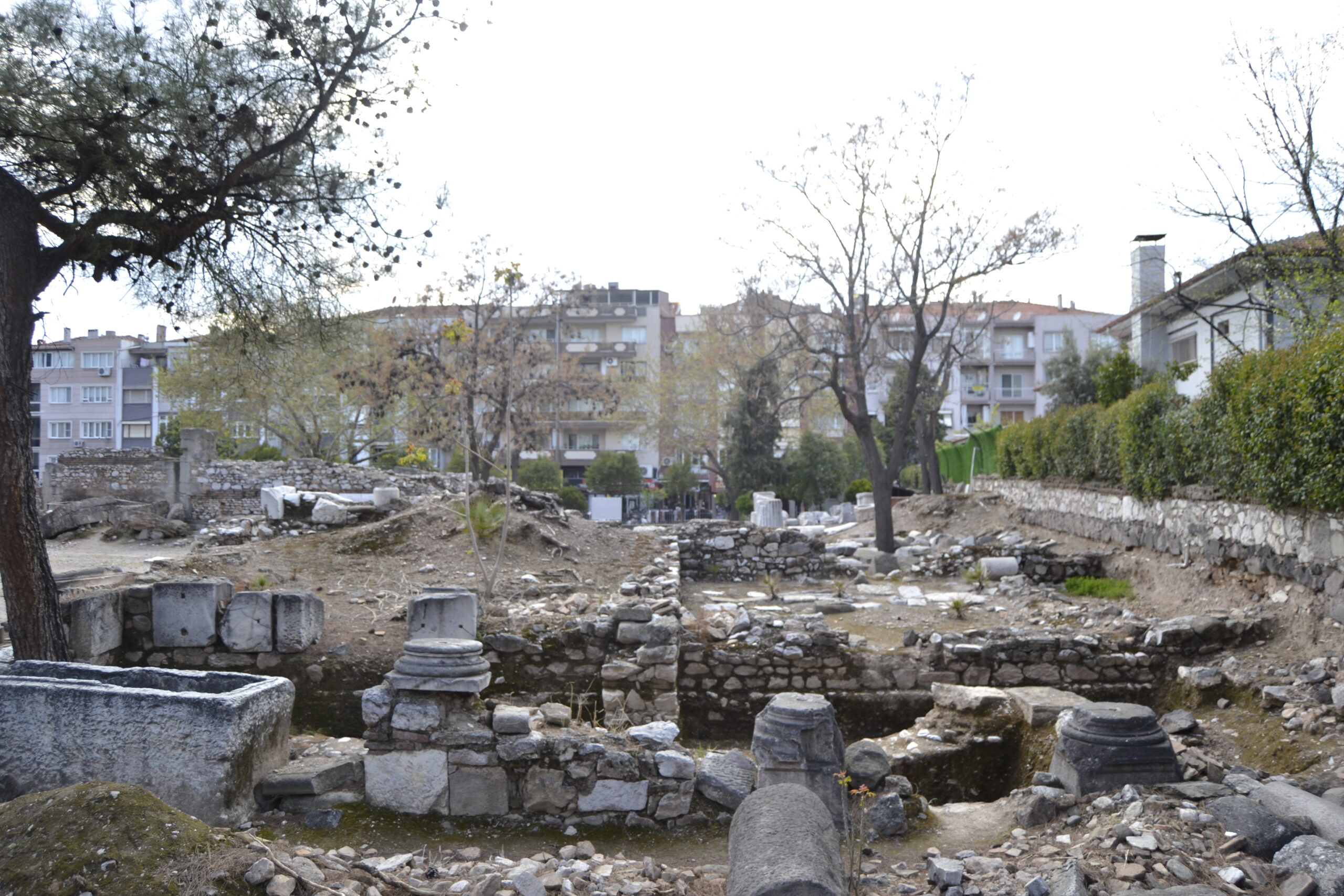 Bazilika ve yan odacıkların sütunlu cadde tarafından görünümü