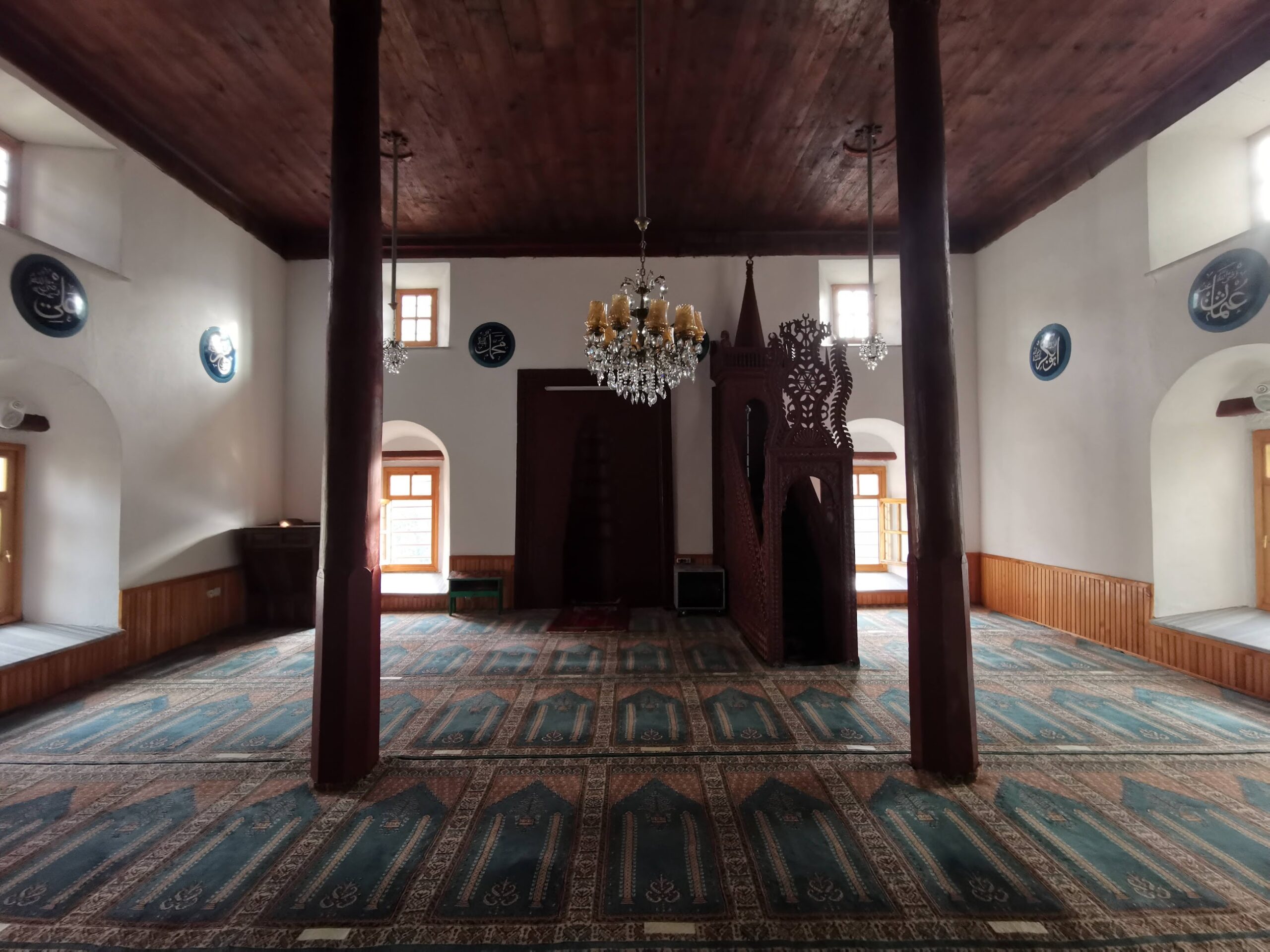 Tüfekçi Camii’nin Huzurlu İç Düzeni