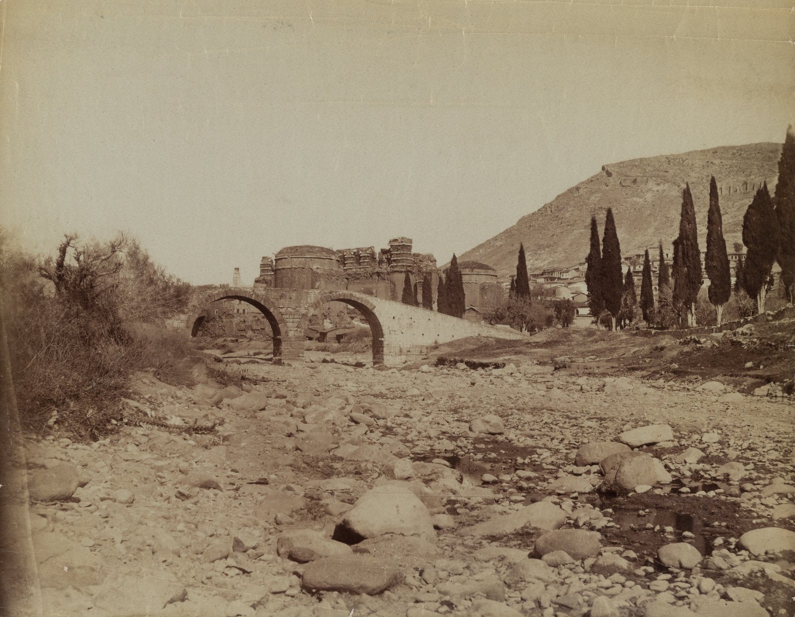 Bergama Üç Kemerli Köprü ve Kızıl Avlu