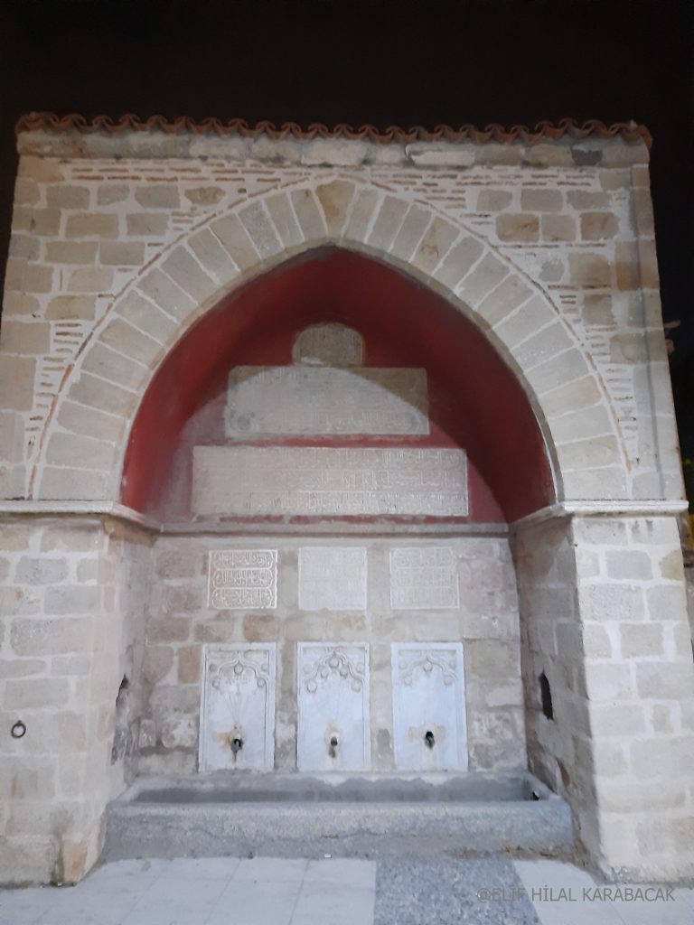 Üç Oluklu Çeşme