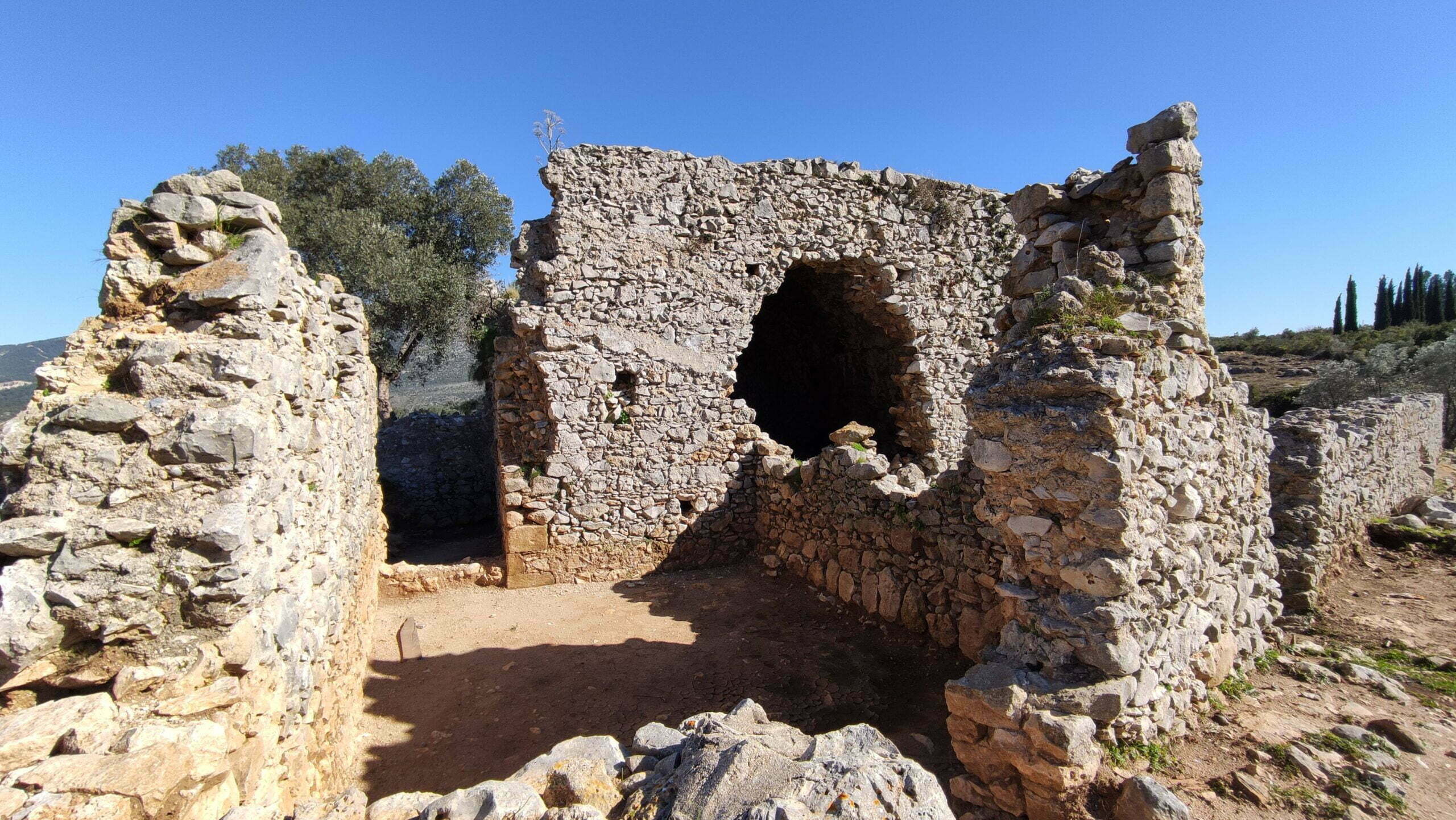 Ücgoz Hanı, Beçin