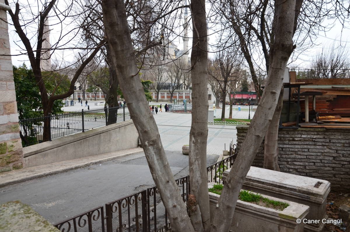 Üçler Mescidi Alanındaki Mezarlar, Sultanahmet