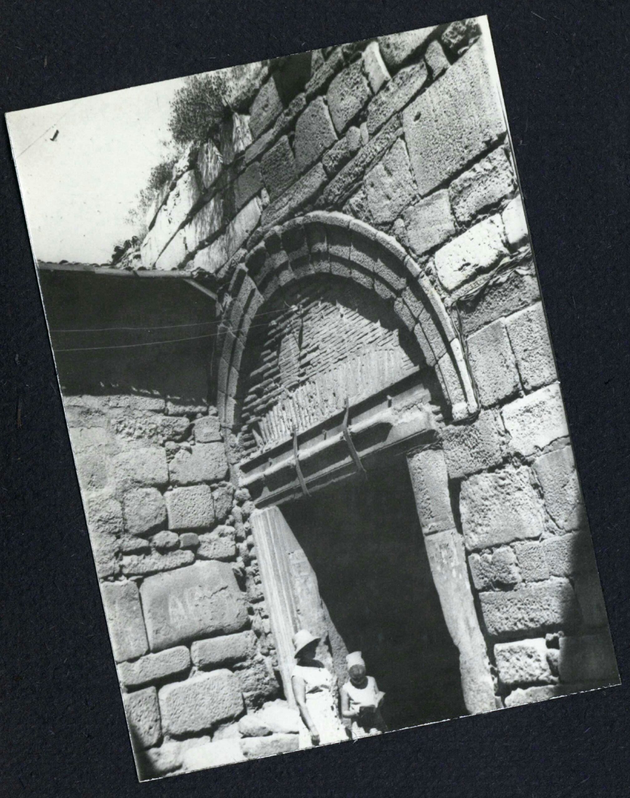 Bir Ailenin Seyahat Fotoğraflarında Zindan Kapısı (Alaaddin Camii tarafı)
